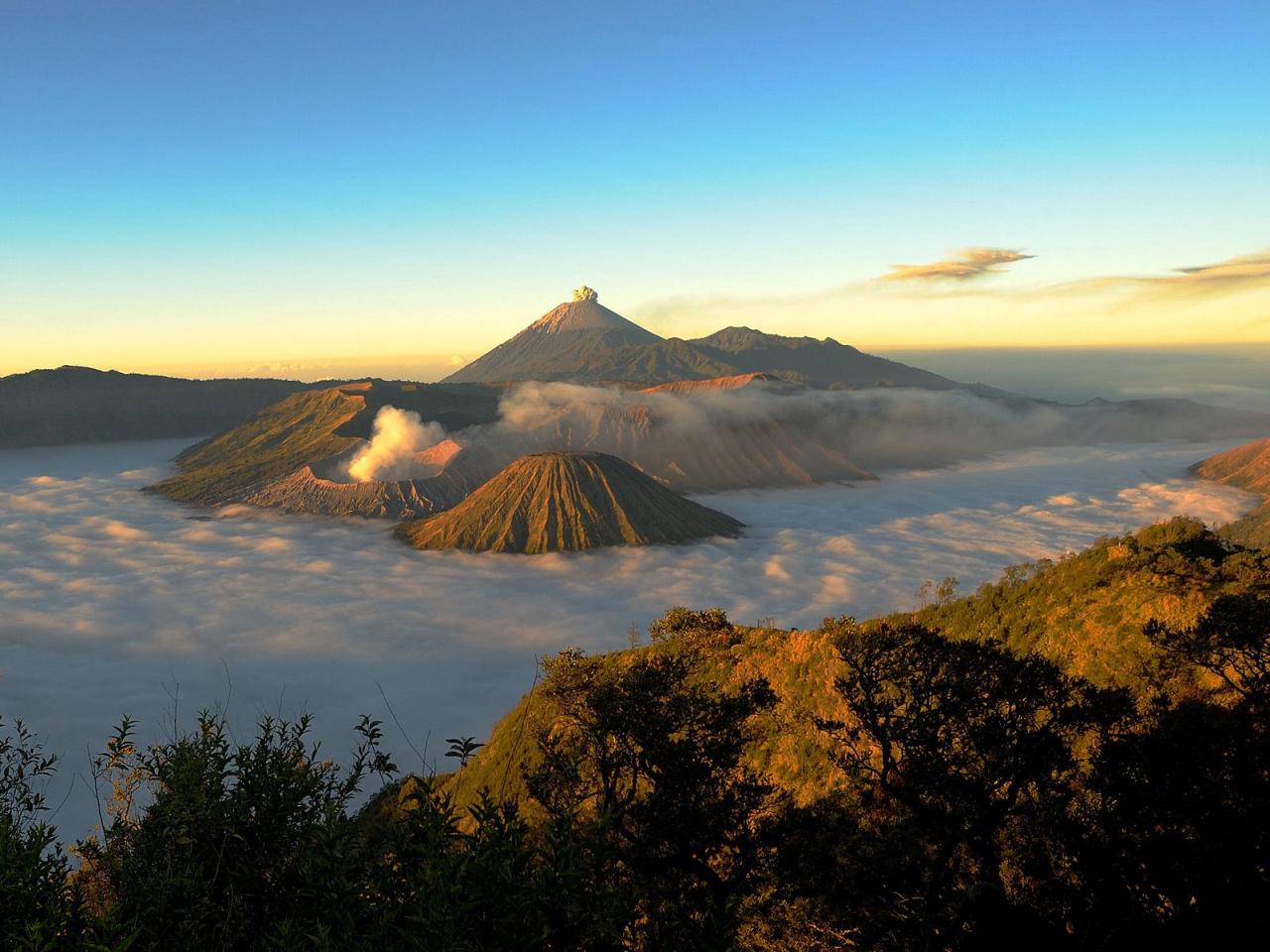 обои Bromo Volcano at Sunrise,   Java,   Indonesia фото