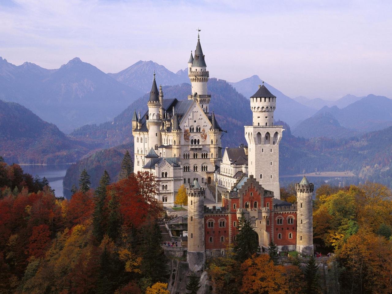 обои Neuschwanstein Castle in Autumn,   Bavaria,   Germany фото