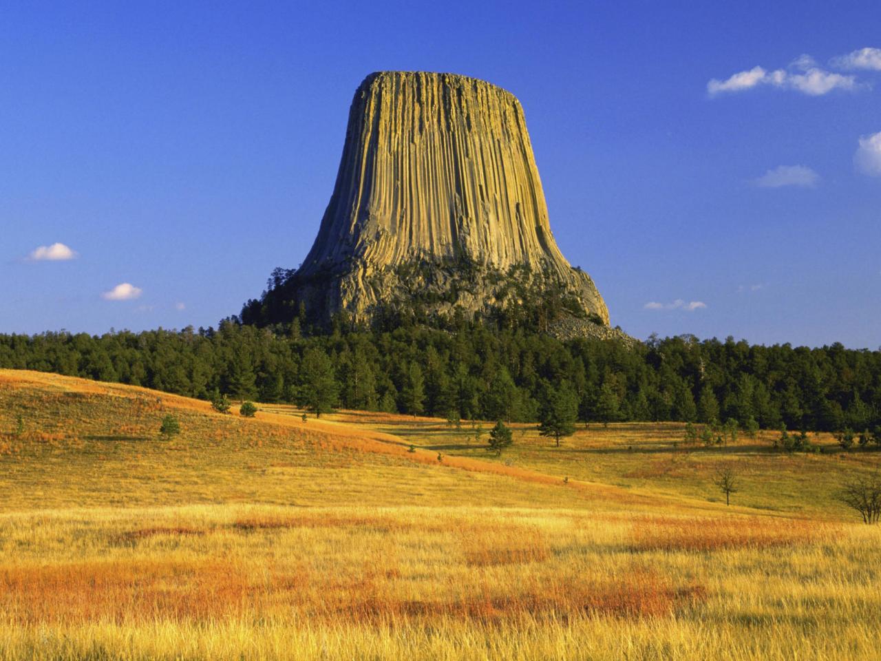 обои Devils Tower in Autumn,   Wyoming фото