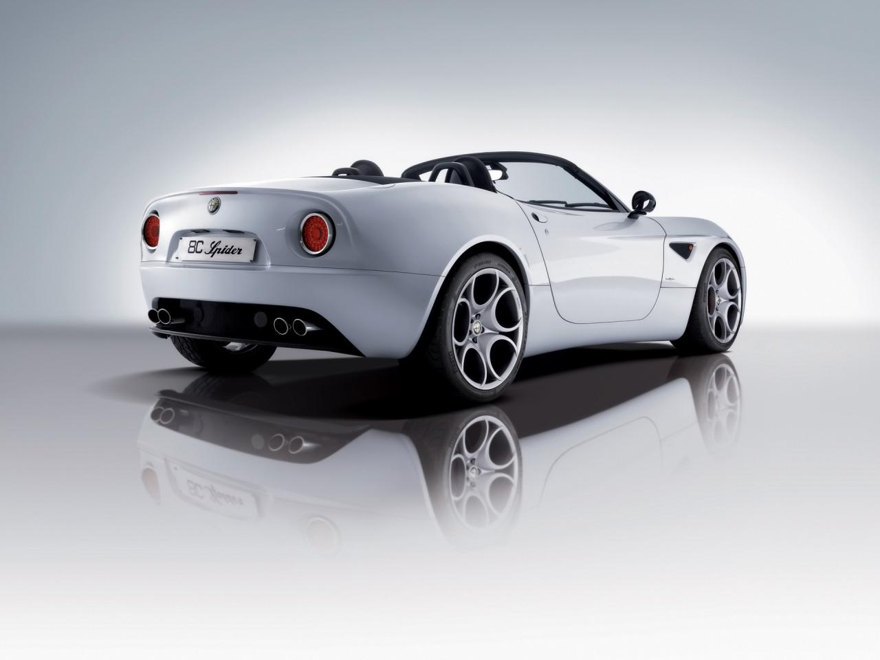 обои Alfa-Romeo 8C Spider Rear And Side фото