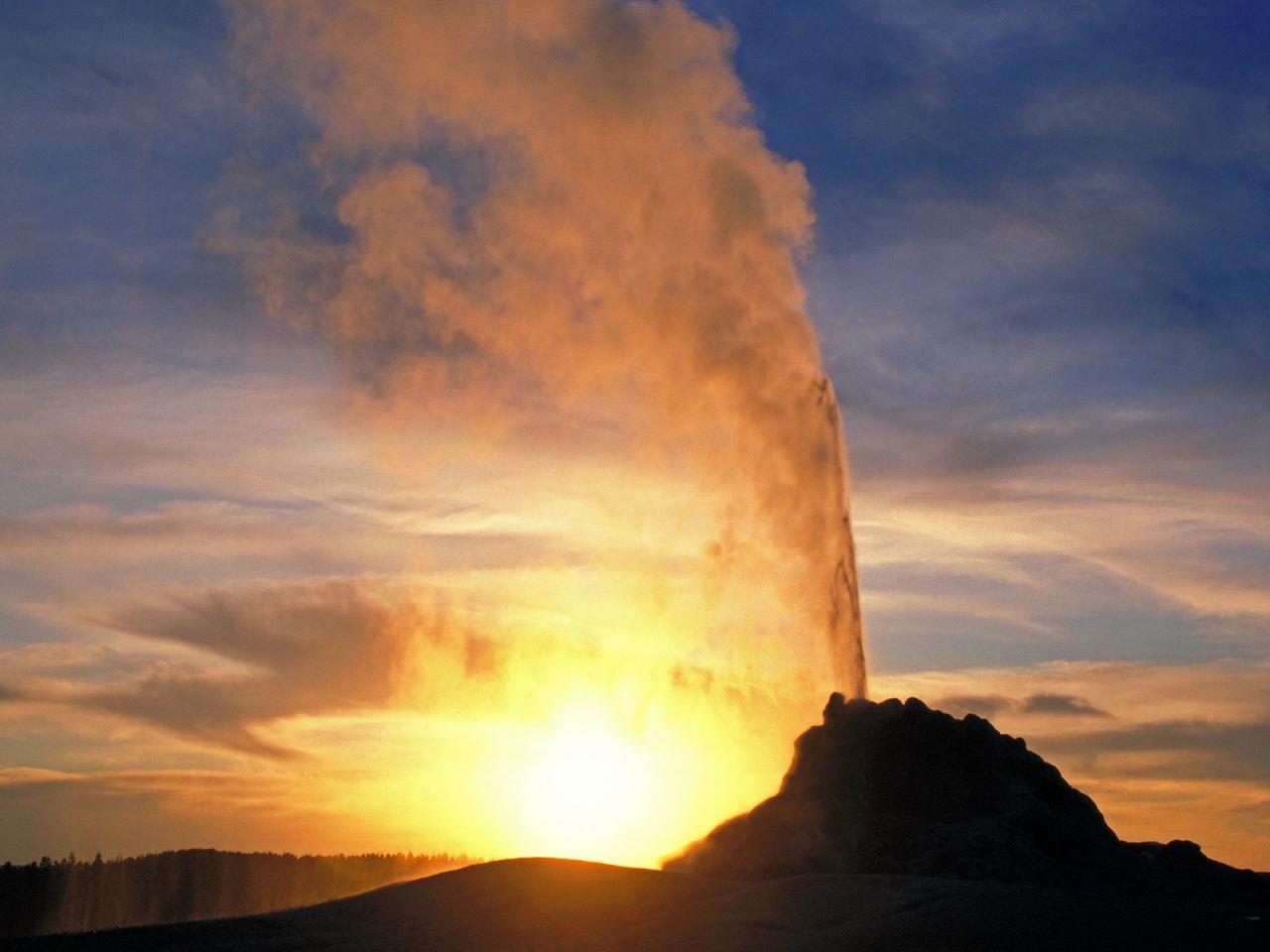 обои White Dome Geyser Sunset,   Lower Geyser Basin,   Yellowstone National Park,   Wyoming фото