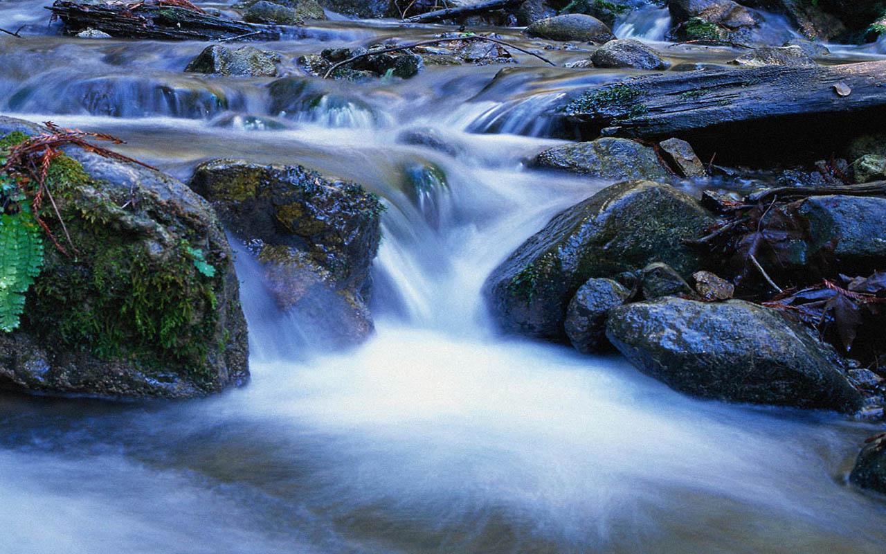 обои Маленький водопадик в камнях фото