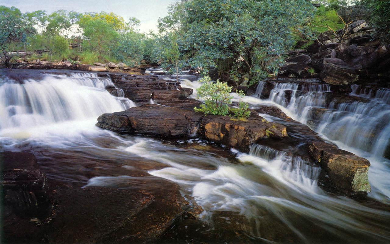 обои Маленькие бурные водопады фото