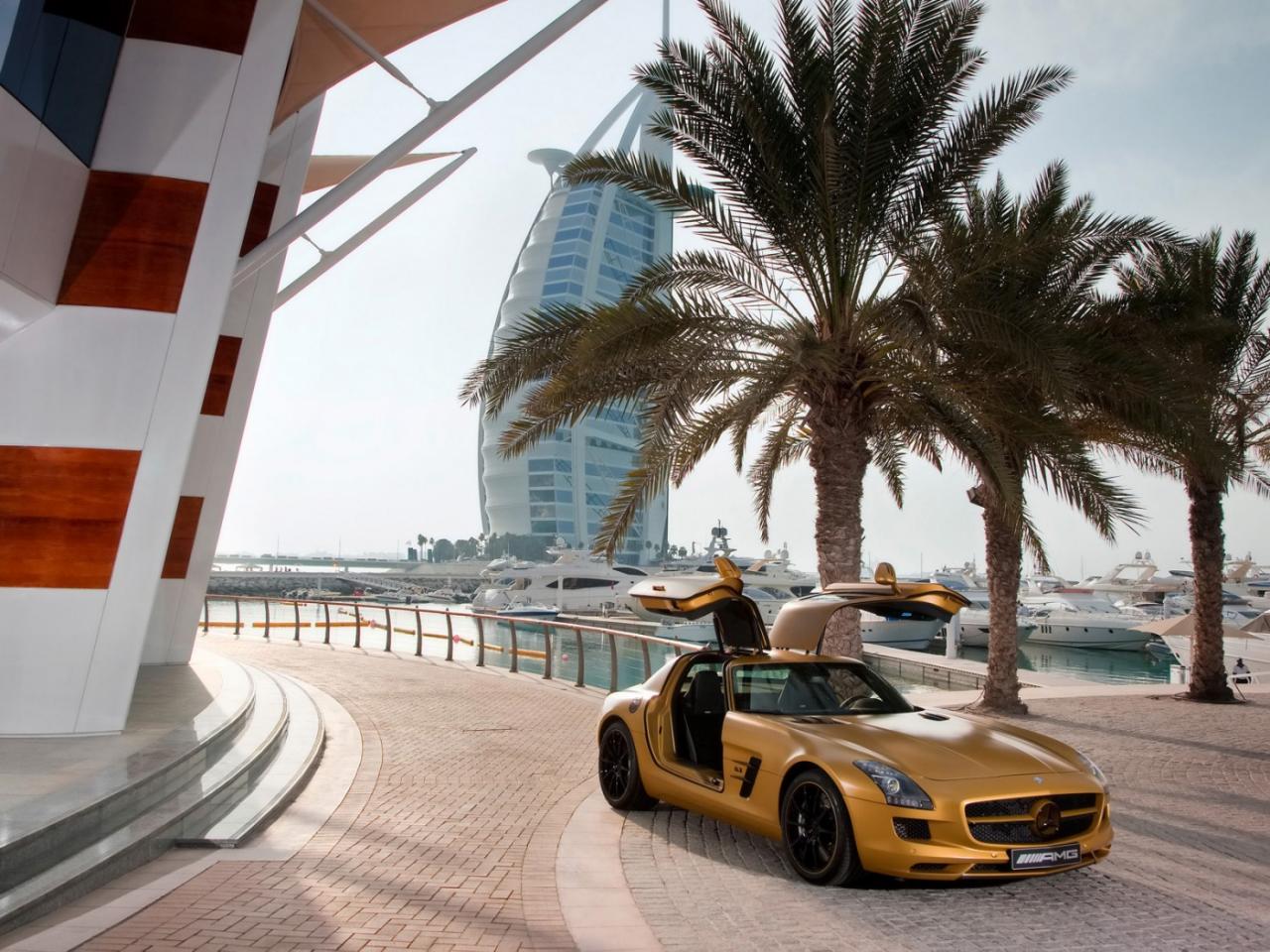 обои Mercedes-Benz SLS AMG Desert Gold фото