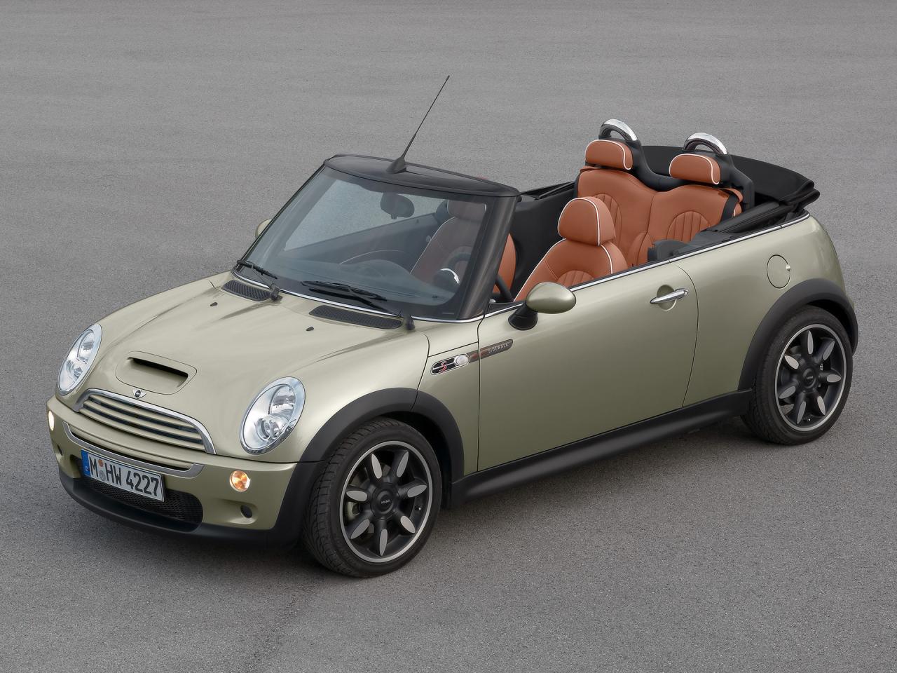 обои Mini-Convertible Sidewalk Side Angle фото