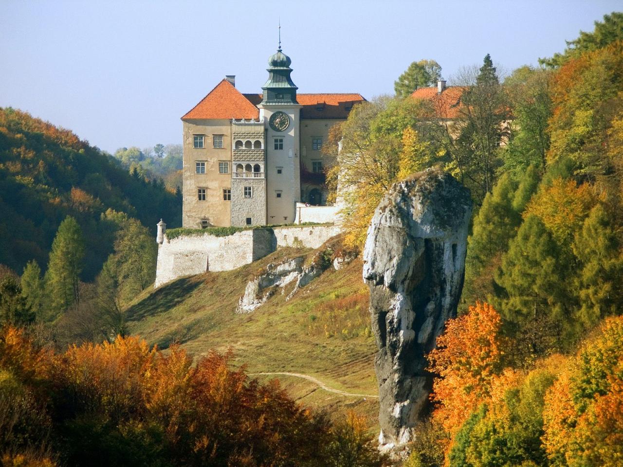 обои Hercules Club Rock and Pieskowa Skala Castle,   Ojcow National Park,   Poland фото