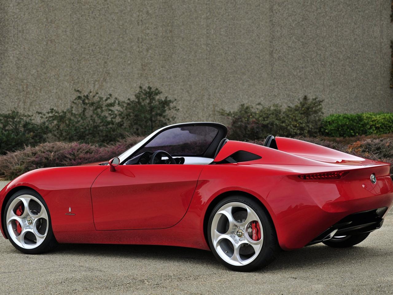 обои Alfa Romeo-2uettottanta Concept 2010 красная фото