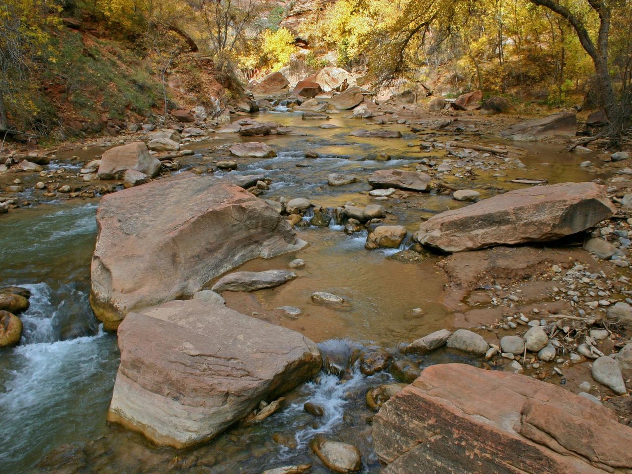 обои Река среди камней фото