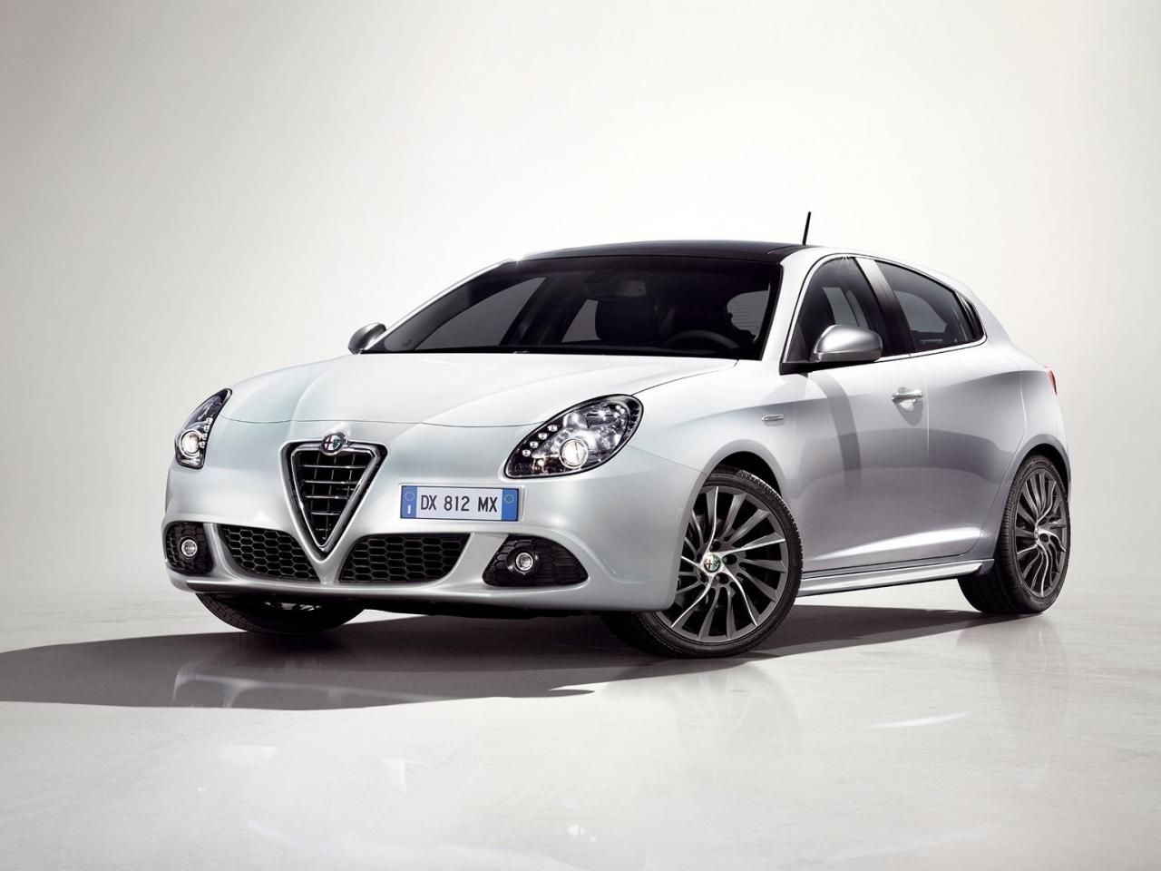 обои Alfa Romeo Giulietta 2011 спереди фото