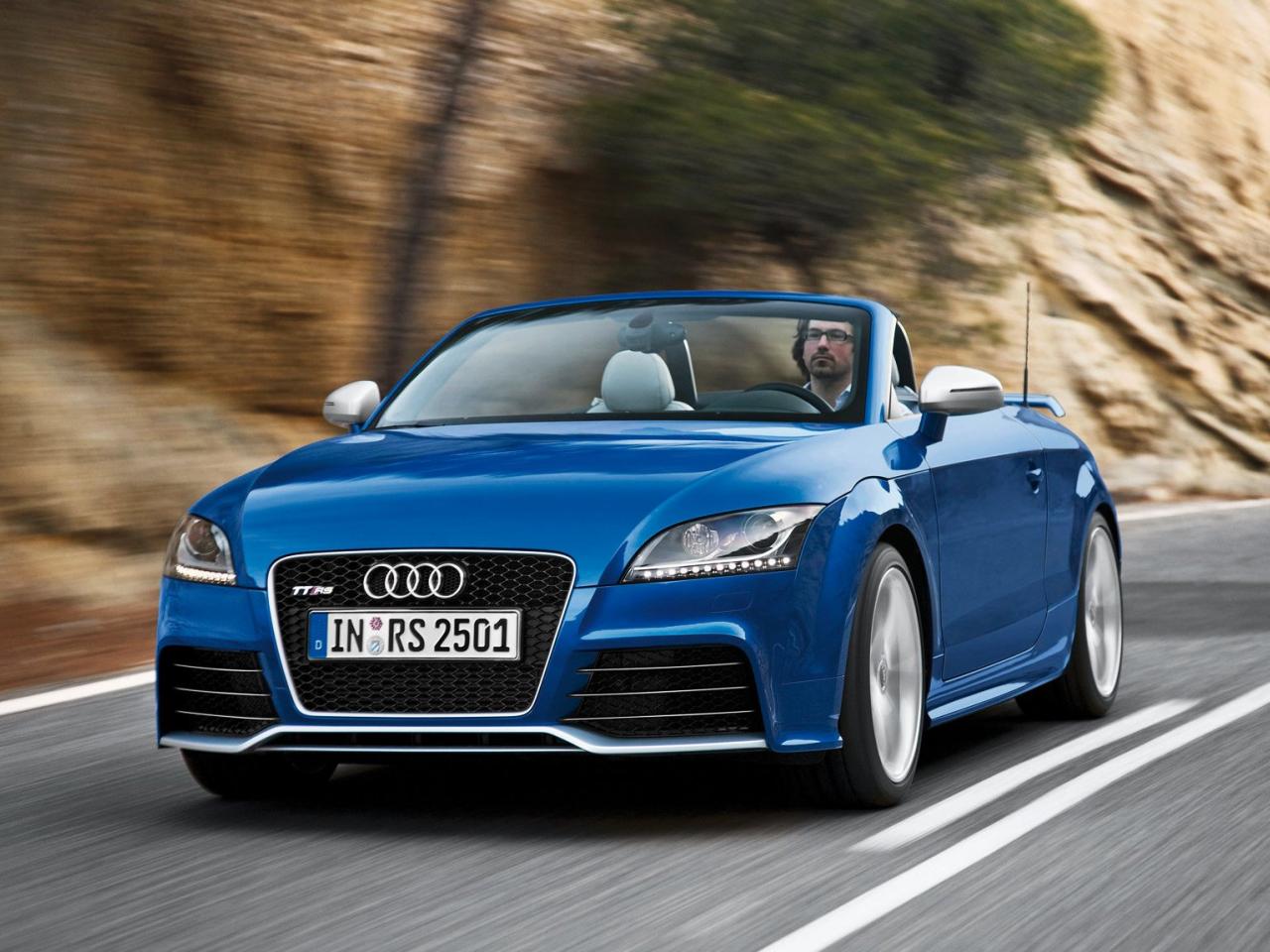 обои Audi TT RS Roadster 2010 на дороге фото