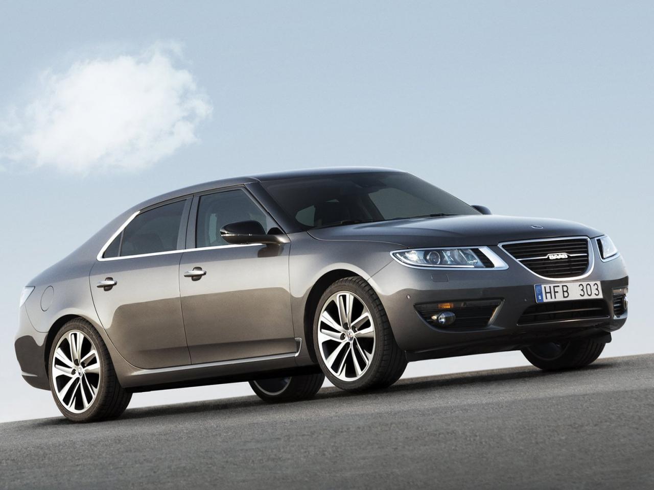 обои Saab 9-5 Sedan 2010 на фоне неба фото