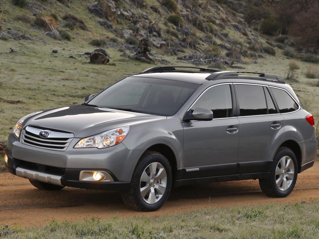 обои Subaru Outback 2010 около гор фото