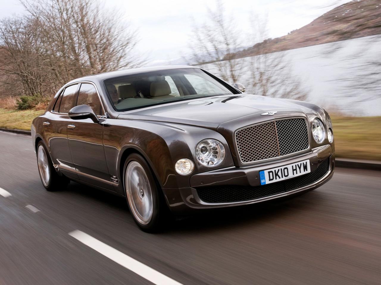 обои Bentley Mulsanne 2011 на дороге фото