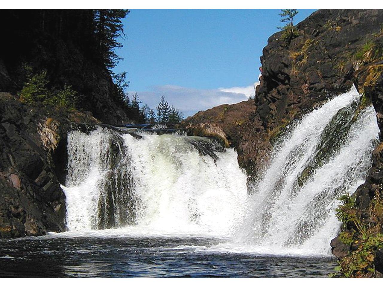 обои Водопад со всех сторон фото