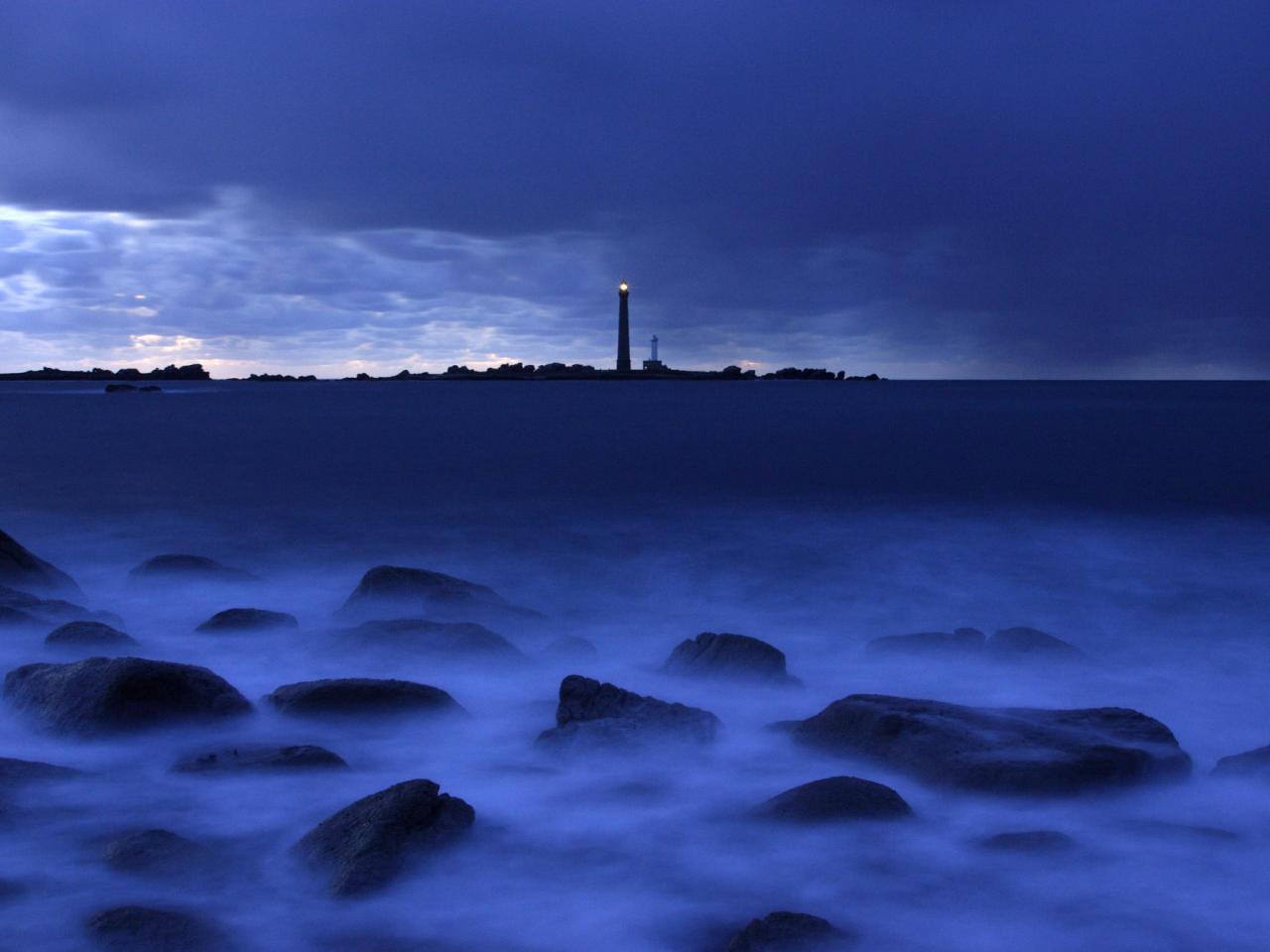 обои Lighthouse at Dusk,   Pointe du Raz,   Brittany,   France фото