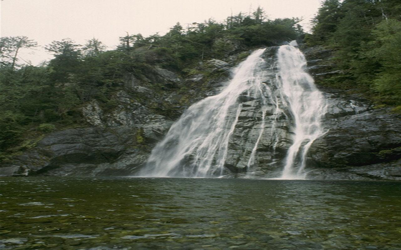 обои Водопад на каменистом берегу фото