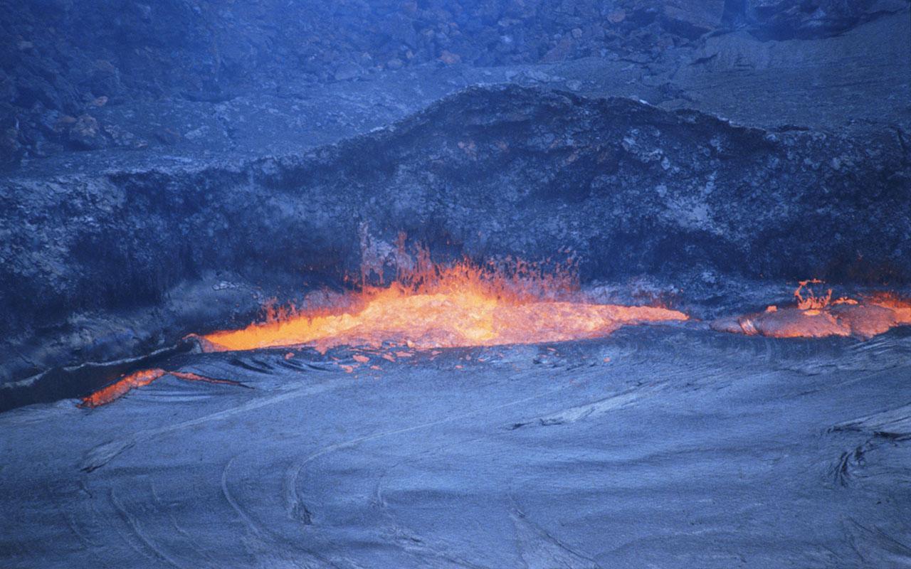 обои Магма во время извержения вулкана фото