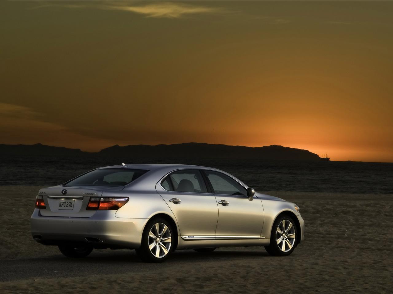 обои Lexus LS 600h L Rear And Side Sunset фото