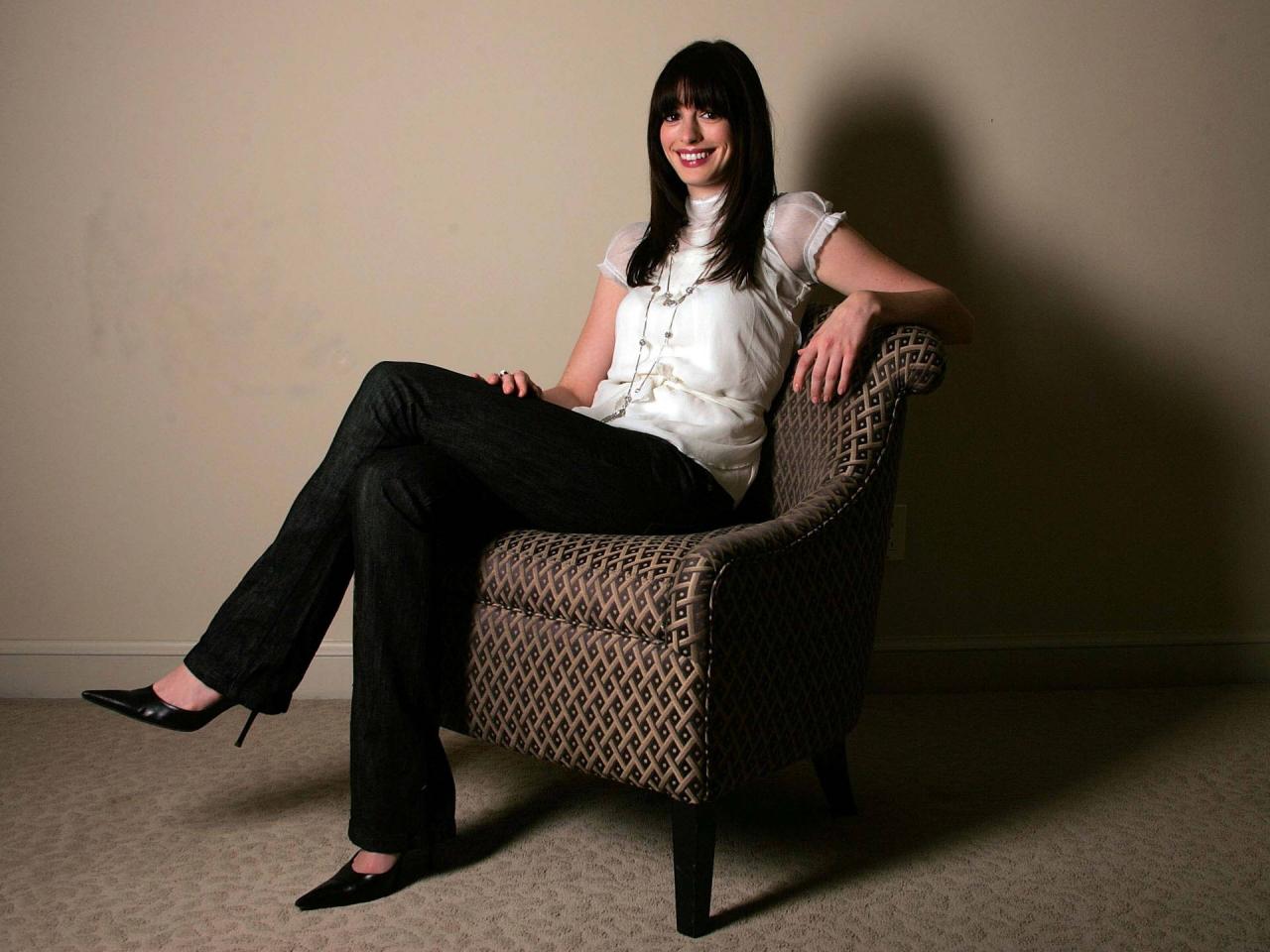 обои Anne Hathaway в кресле фото