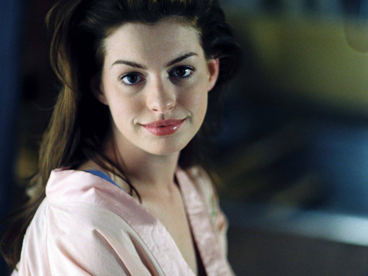 обои Anne Hathaway в розовом фото