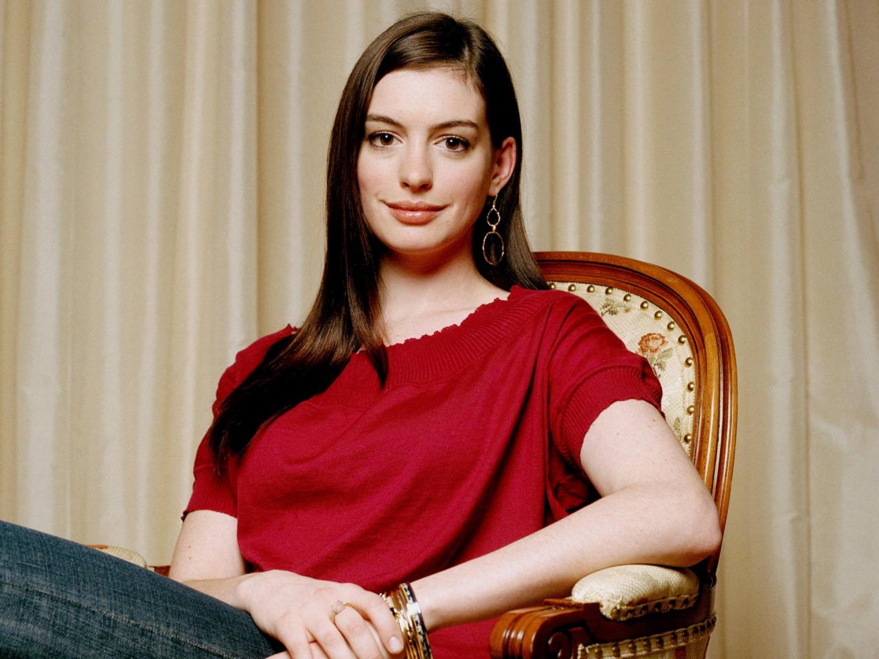 обои Anne Hathaway в красном на кресле фото