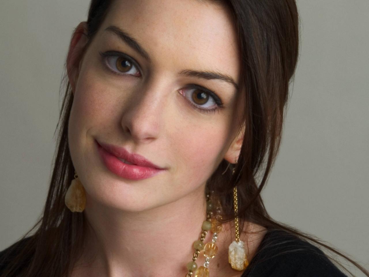 обои Anne Hathaway на сером фоне фото
