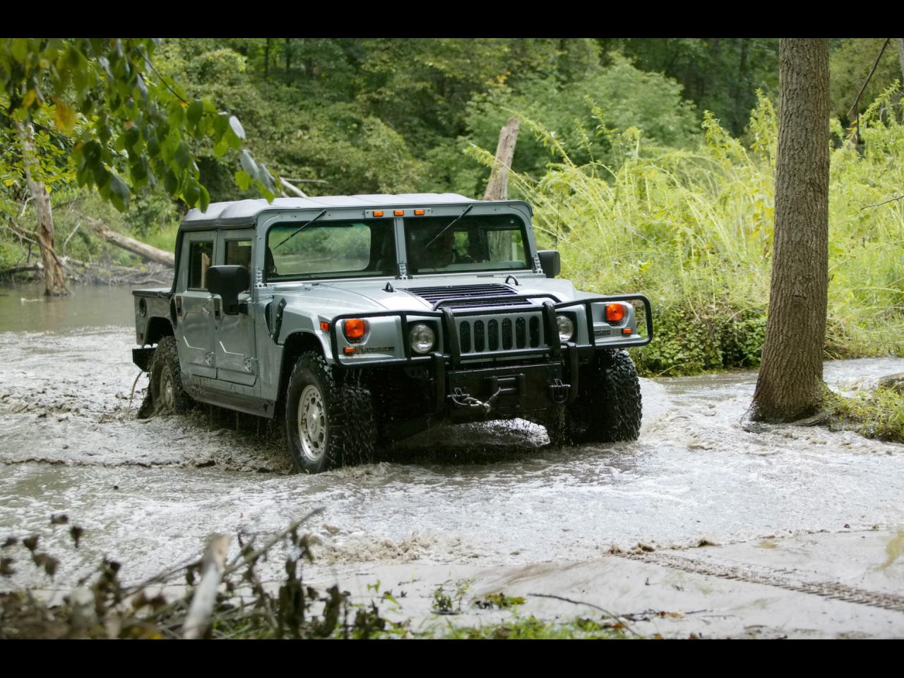 обои Hummer H1 In Water Front Angle фото