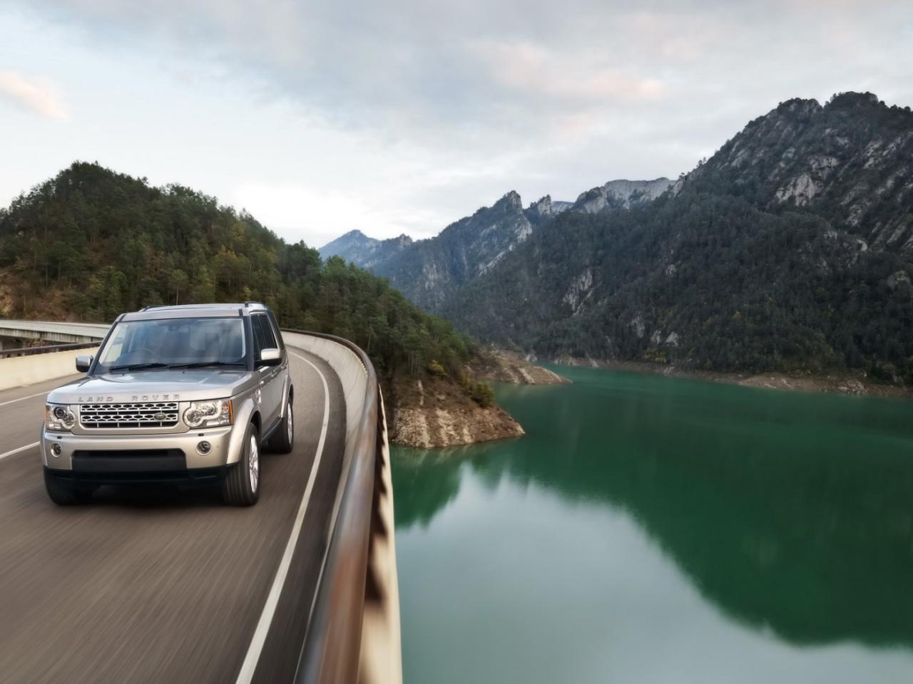 обои Land Rover  Discovery на берегу горного озера фото