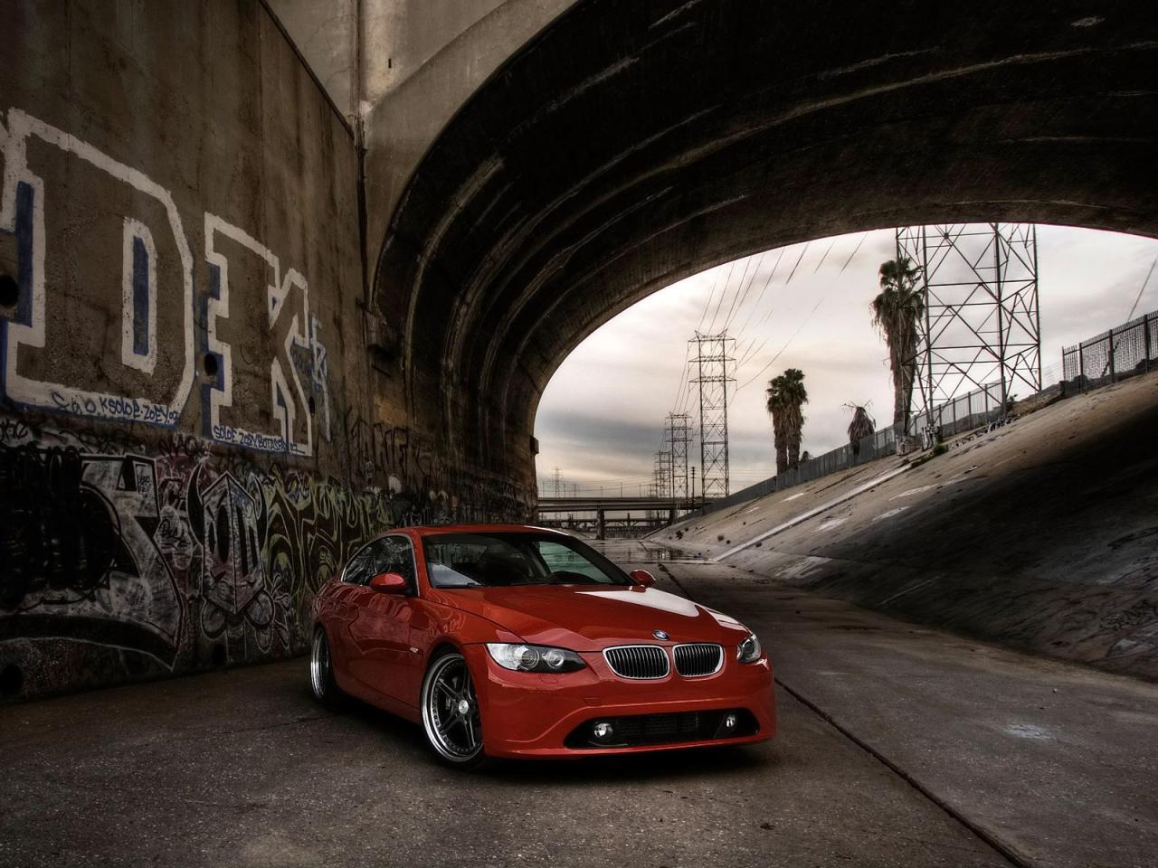обои BMW 3 series красная у моста фото