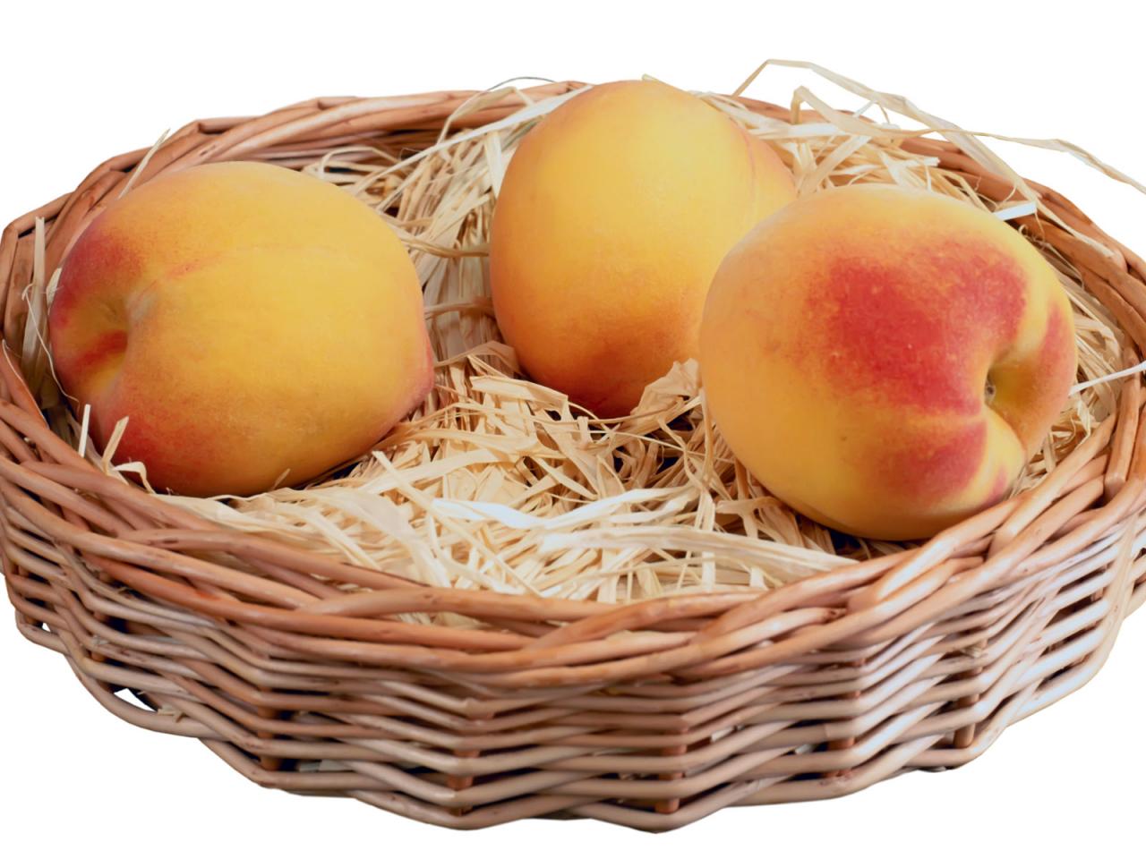 обои Бархатистые персики на соломке в открытой корзинке фото