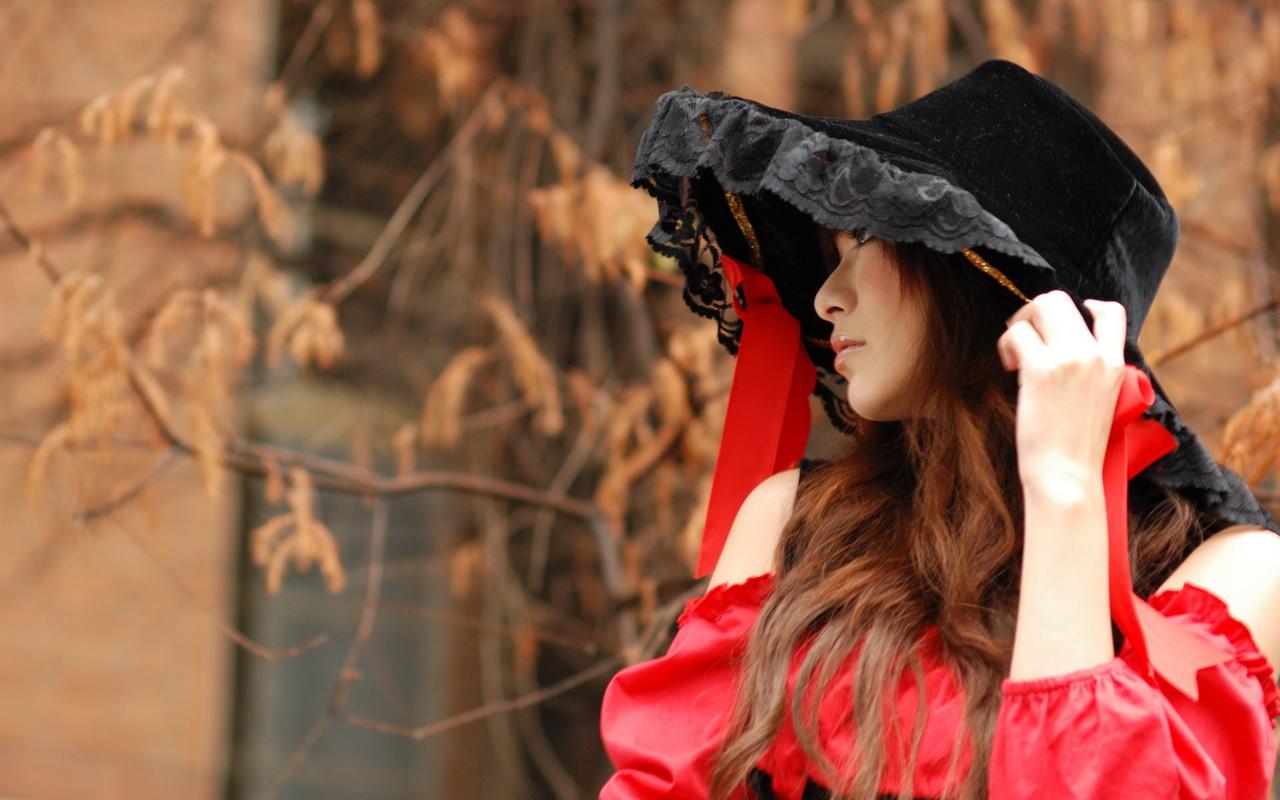 обои Интересное сочетание романтичной черной шляпы и красного платья фото