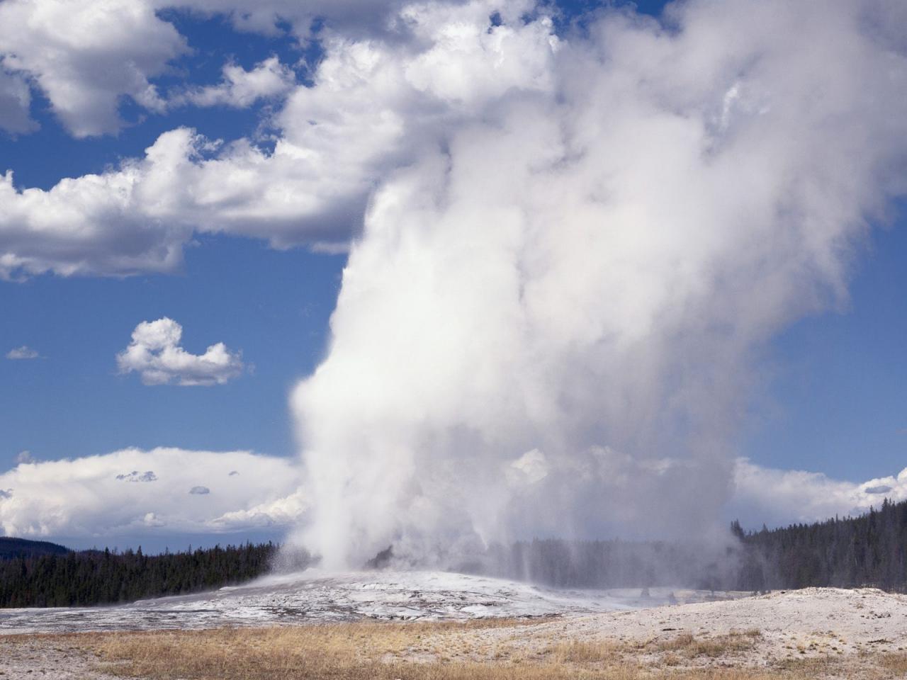 обои Old Faithful Geyser,   Yellowstone National Park,   Wyoming фото