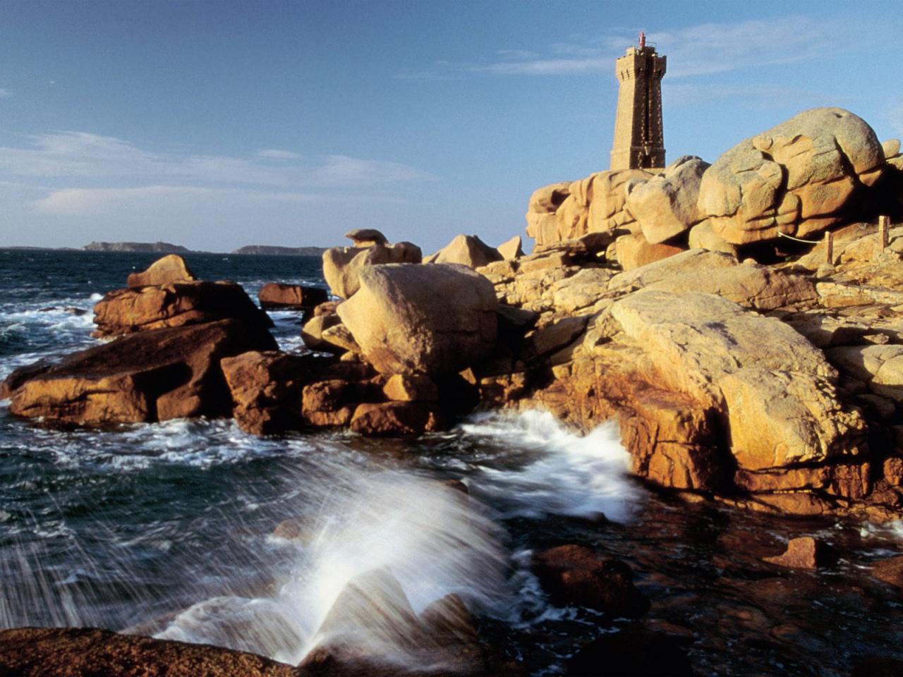 обои Ploumanach Lighthouse,   Island of Brйhat,   Brittany Coast,   France фото