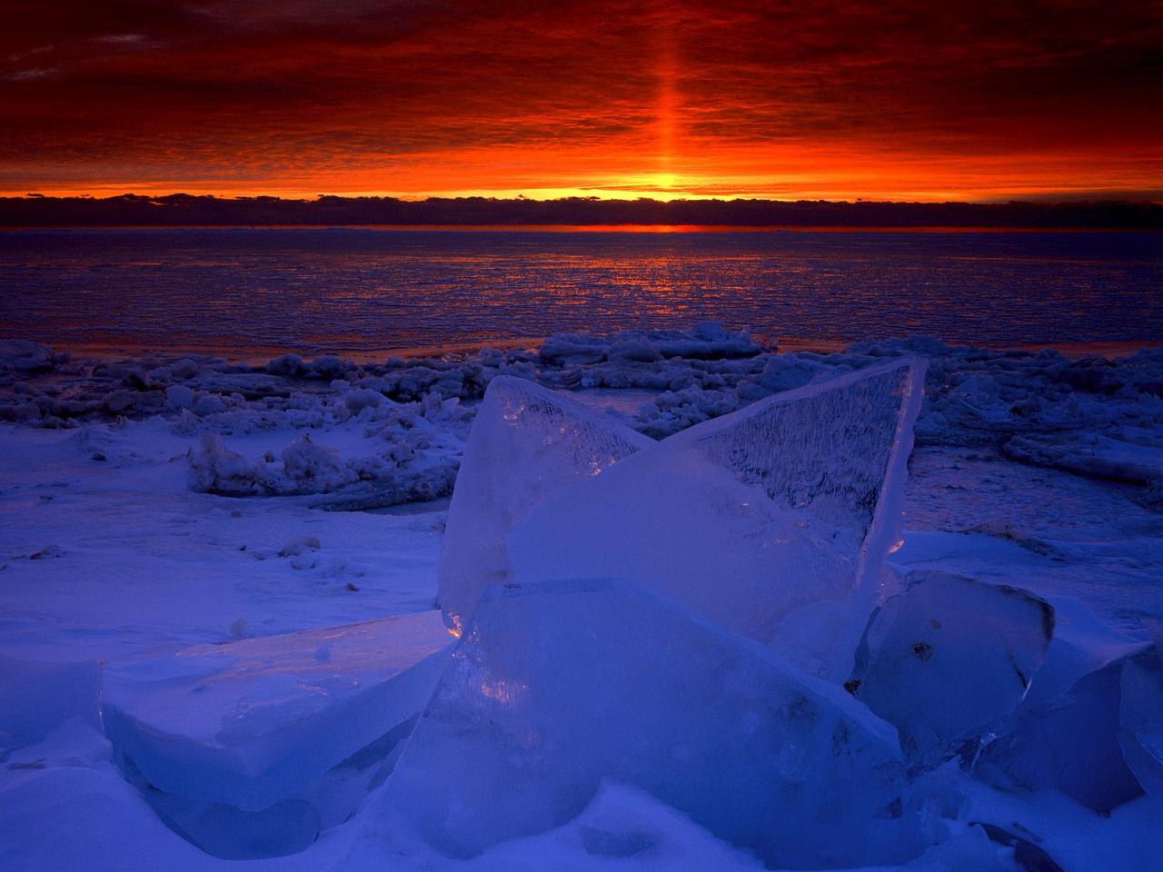 обои Sunrise Light on the Frozen Shores of Newport Bay,   Lake Michigan,   Wisconsin фото