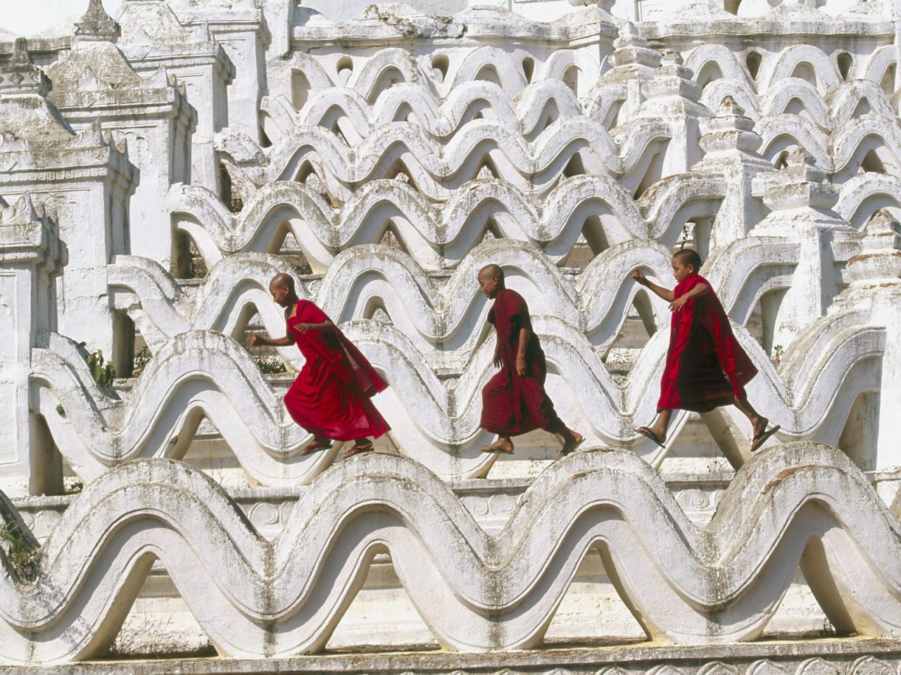 обои Novices in Hsinbyume Pagoda,   Mandalay Division,   Myanmar фото