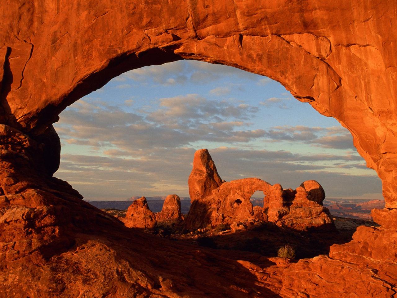 обои Turret Arch through North Window,   Arches National Park,   Utah фото