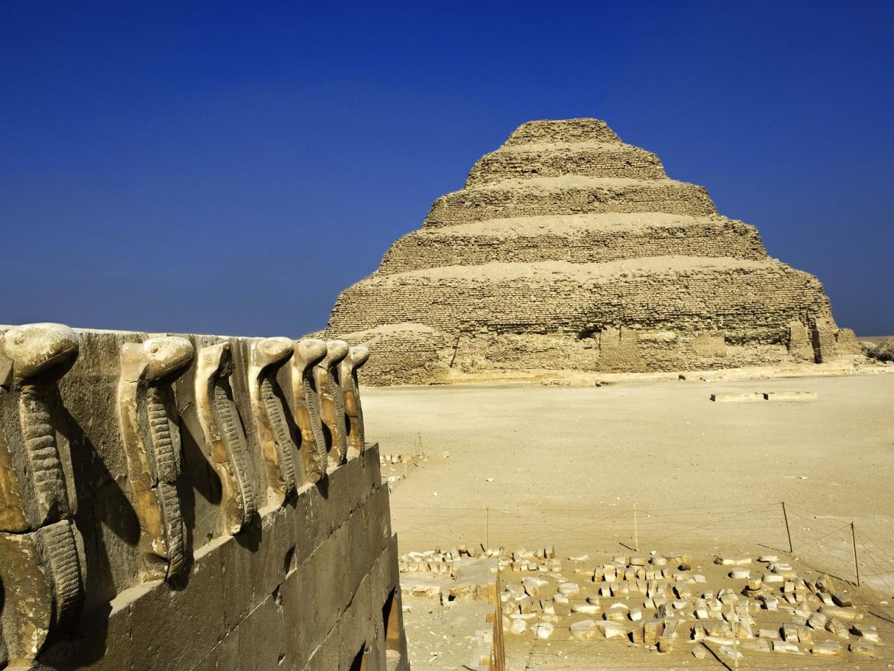 обои Cobra Figures and the Step Pyramid,   Saqqara,   Egypt фото