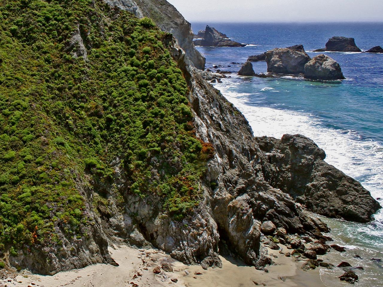 обои Скалы на берегу фото