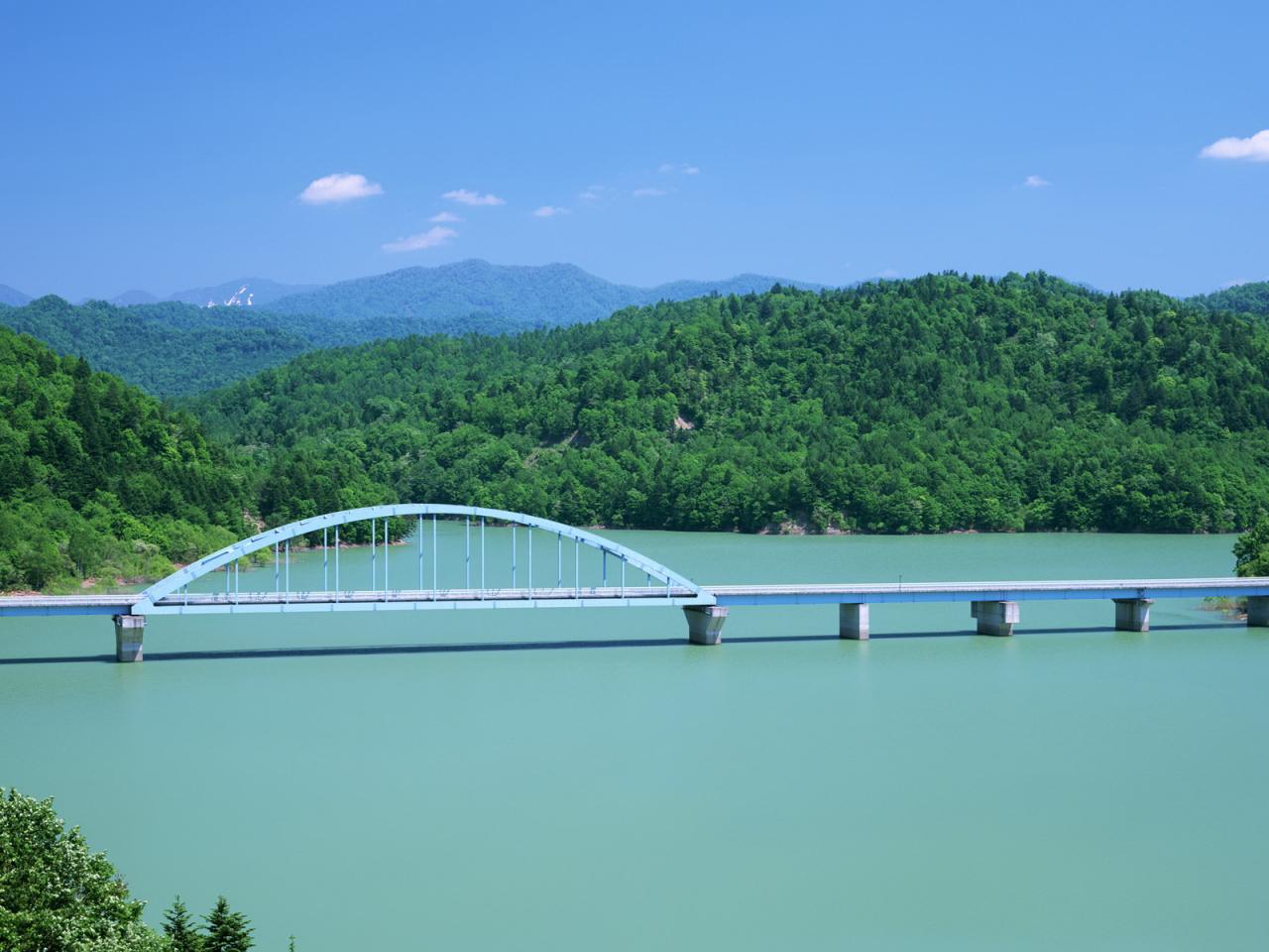 обои Мост через широкую реку фото