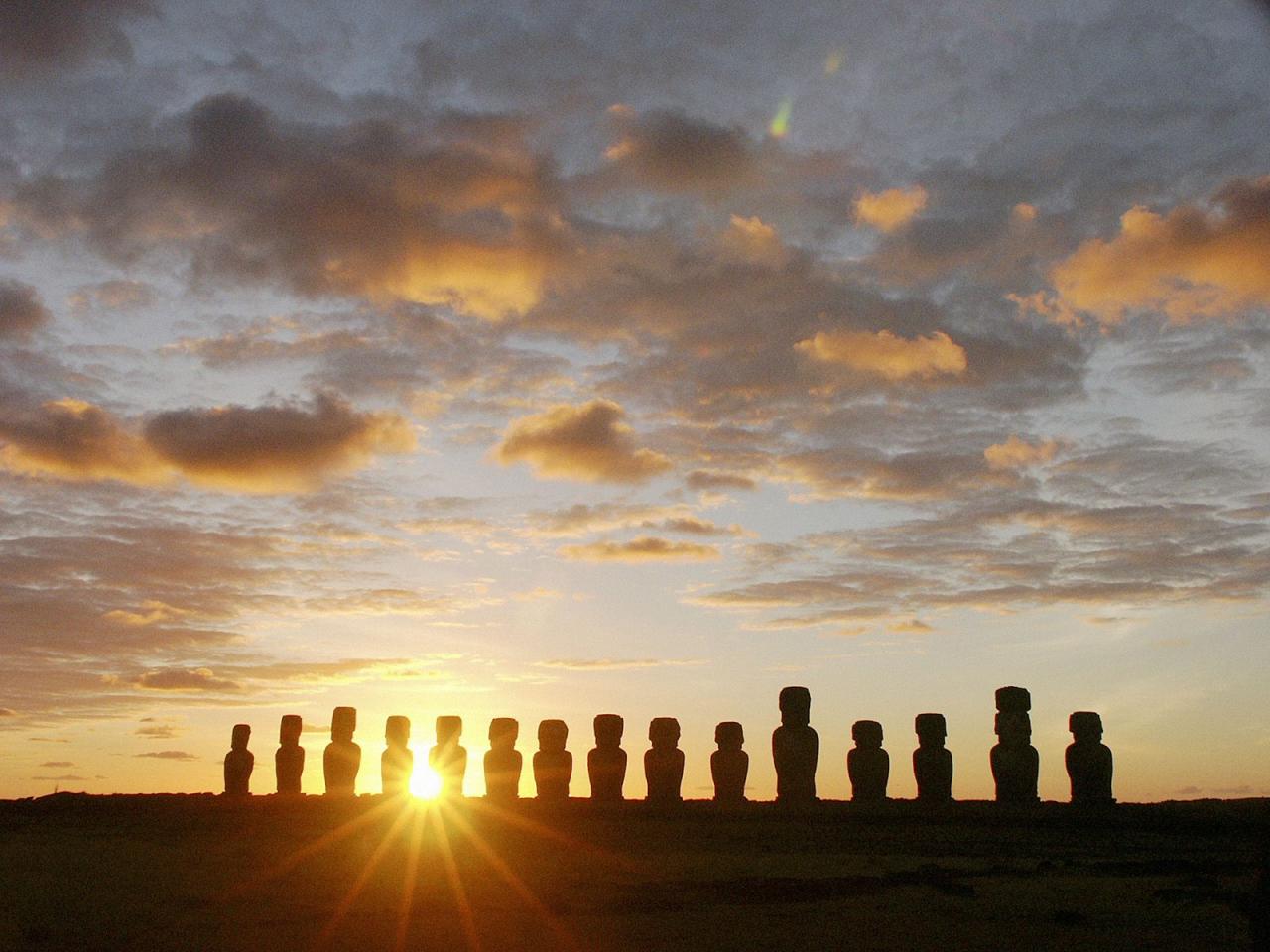 обои Moais at Dawn,   Ahu Tongariki,   Easter Island,   Chile фото