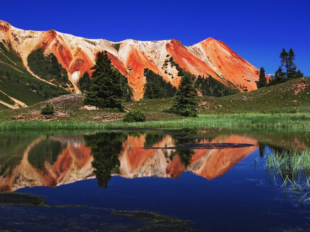 обои Red Mountain Reflected in Alpine Tarn in Gary Cooper Gulch,   Ouray,   Colorado фото