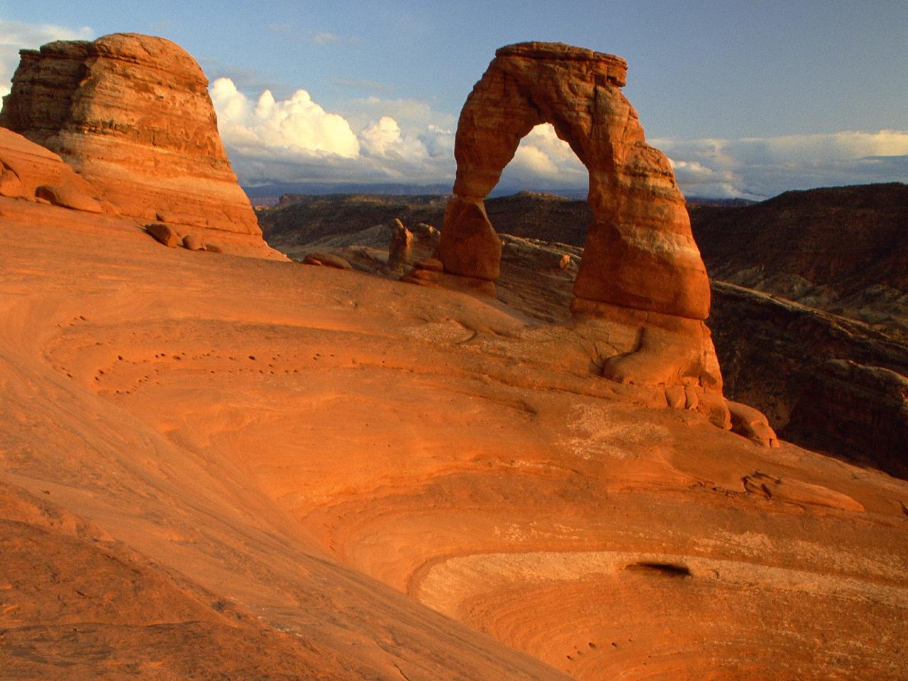 обои Delicate Arch at Sunset,   Arches National Park,   Near Moab,   Utah фото