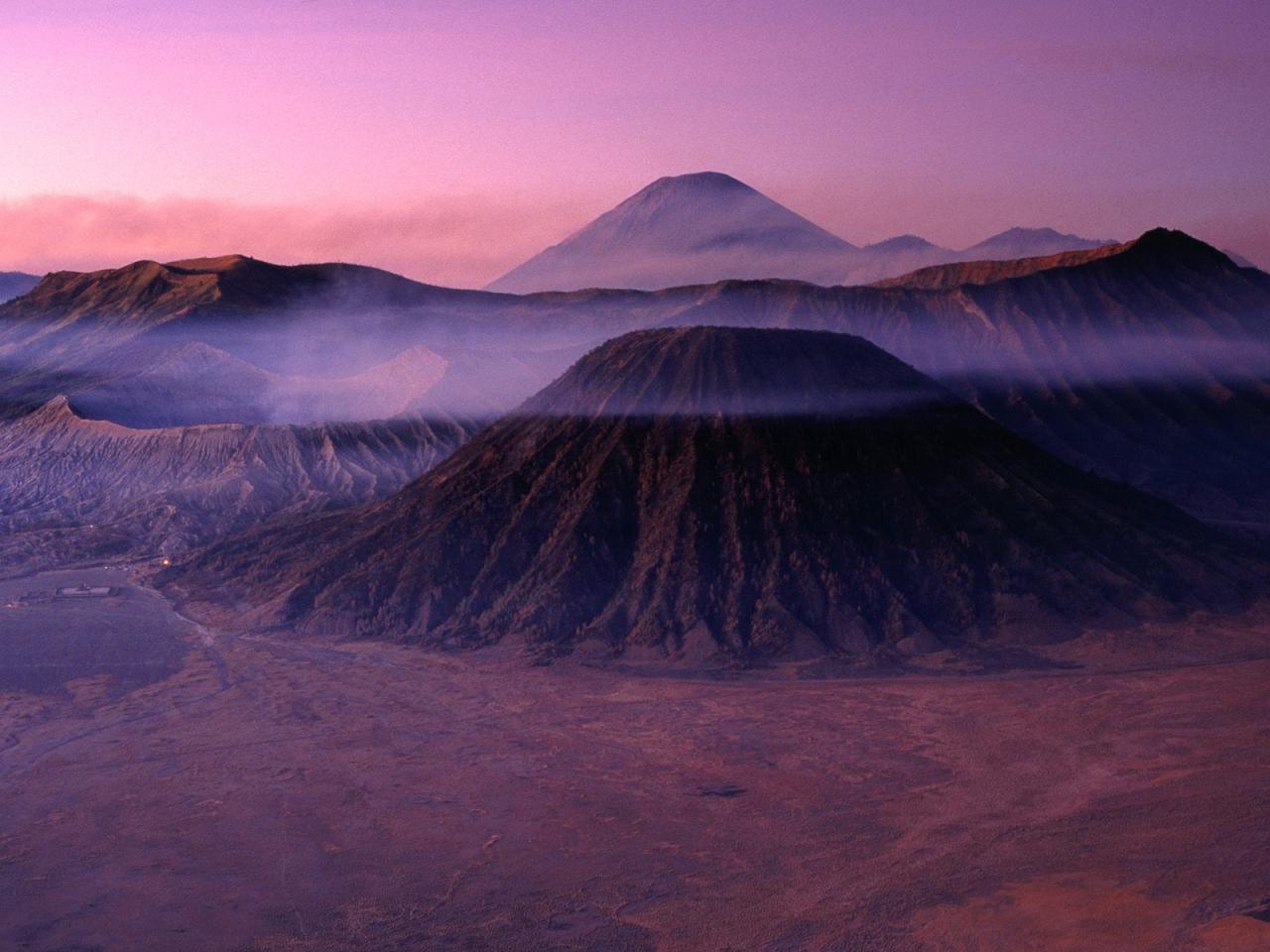 обои Mount Bromo at Dawn,   East Java,   Indonesia фото