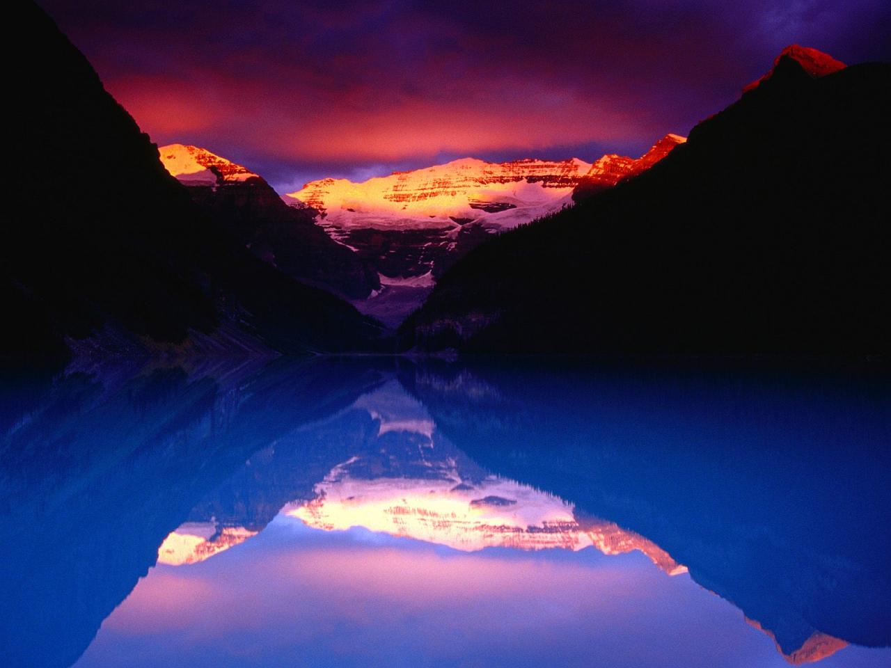 обои Stormy Alpenglow Lights Mount Victoria and Lake Louise,   Banff National Park,   Canada фото