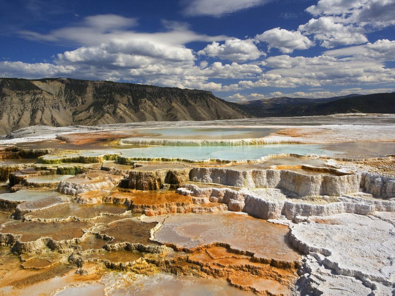 обои Terraces Atop Mammoth Hot Springs,   Yellowstone National Park,   Wyoming фото