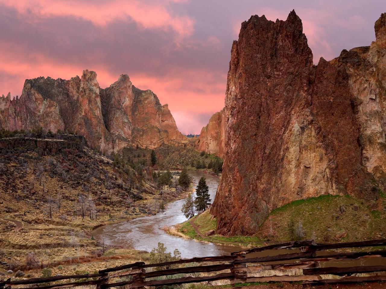 обои Smith Rock State Park at Sunrise,   Oregon фото