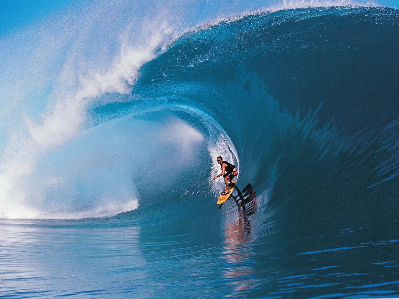 обои Surfing in Teahupoo,   Tahiti фото