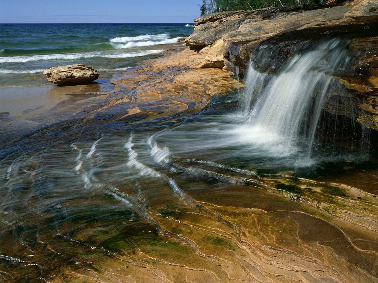 обои Водопад на море фото