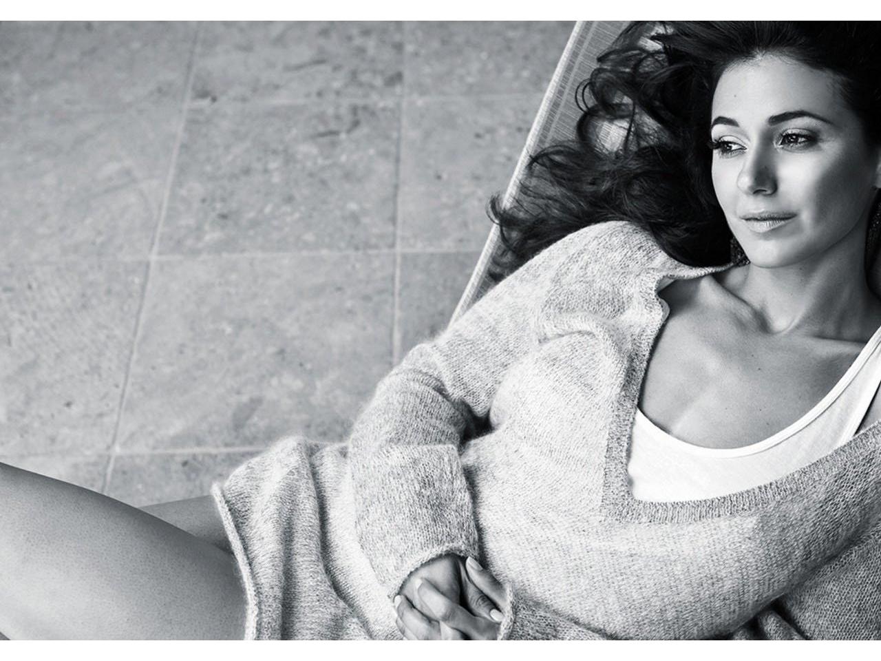 обои Emmanuelle Chriqui сидит фото