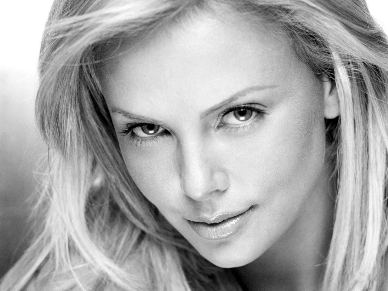 обои Charlize Theron крупным планом фото